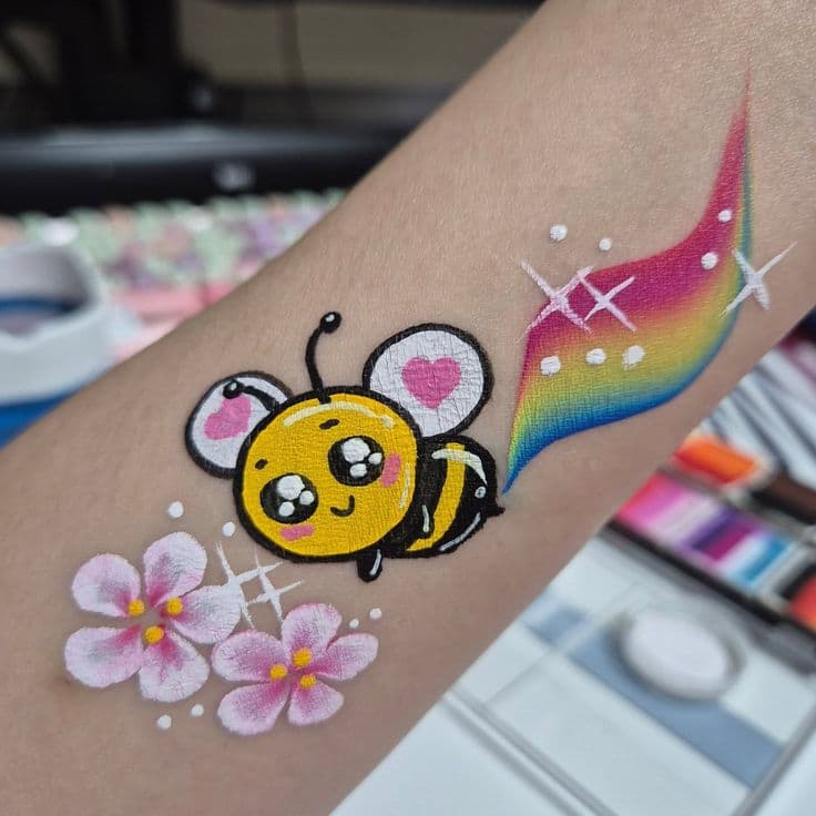 Pintura no braço, abelha colorida